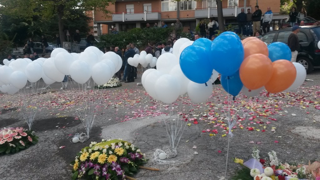 L’addio struggente a Nicola Daniele, Layla e Maria Perfetto