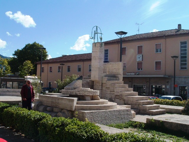 Isernia, donna 50enne si denuda in pubblico