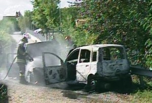 Schianto fra auto. Scoppia l’incendio