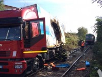 San Polo, autocarro travolto da un treno