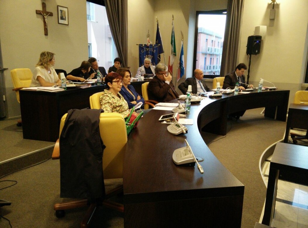 Tra le polemiche dell’opposizione Sbrocca approva il bilancio in consiglio