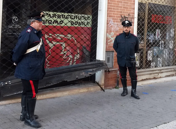 Bomba carta fatta esplodere davanti ad una parruccheria