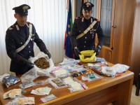 Un chilo e mezzo di marijuana, cocaina e munizioni: in manette due pusher