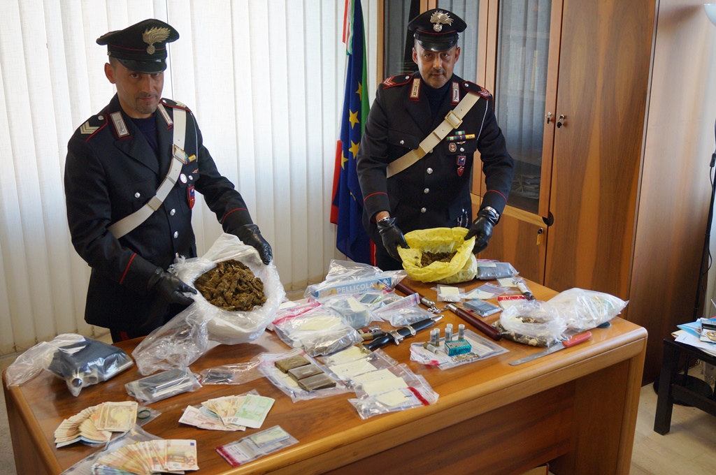 Un chilo e mezzo di marijuana, cocaina e munizioni: in manette due pusher