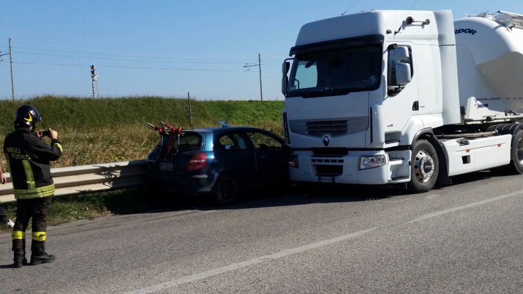 Frontale tra auto e tir cisterna sulla statale 16, feriti due giovani