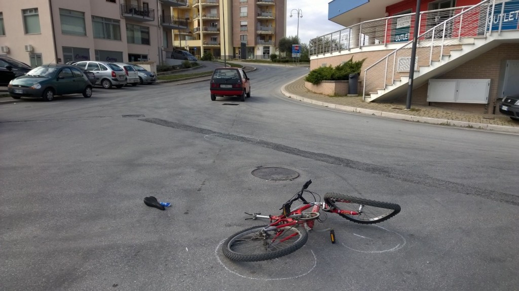 Incidente in contrada Le Piane, ciclista in prognosi riservata