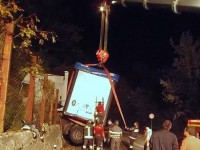 Autoarticolato si intraversa sulla Statale 158