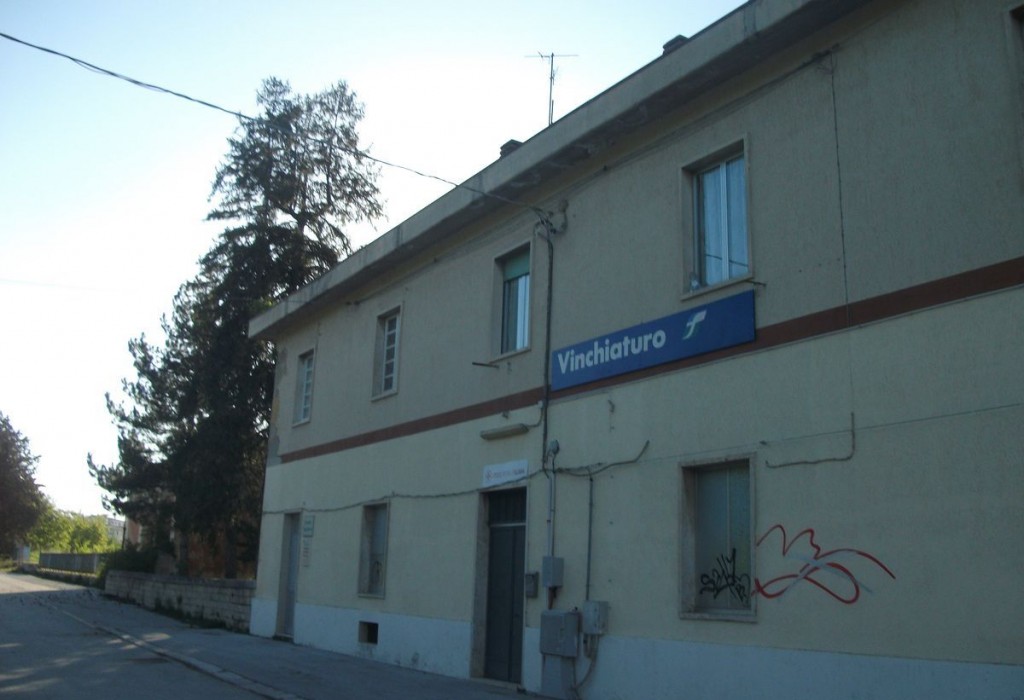 Lancia sassi contro il treno, rumeno denunciato