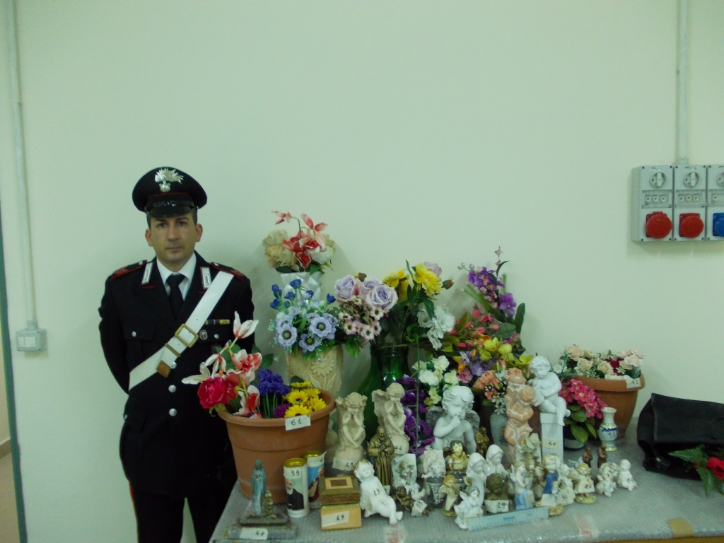 Derubava tombe e lapidi, denunciata una 50enne