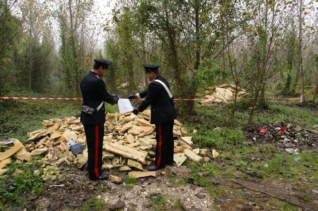 Rifiuti speciali nel bosco, blitz dei Carabinieri