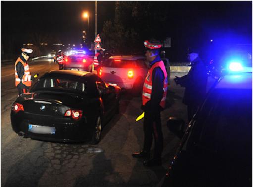 Si cala i pantaloni davanti alla barista, denunciato per atti osceni