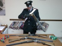 Minaccia di morte la figlia. L’Arma lo denuncia sequestrando un arsenale