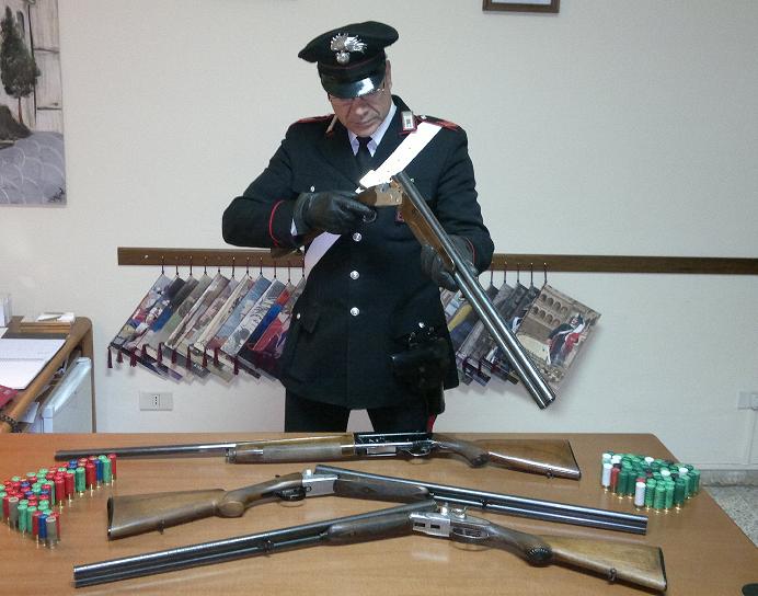 Minaccia di morte la figlia. L’Arma lo denuncia sequestrando un arsenale