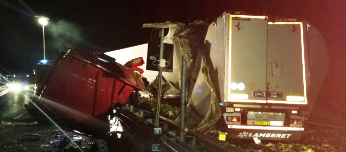 Incidente mortale sull’A14, si scontrano 2 camion e perde la vita autista pugliese