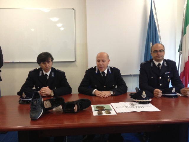 Porta l’hashish in carcere al figlio detenuto nascondendo la droga nelle scarpe