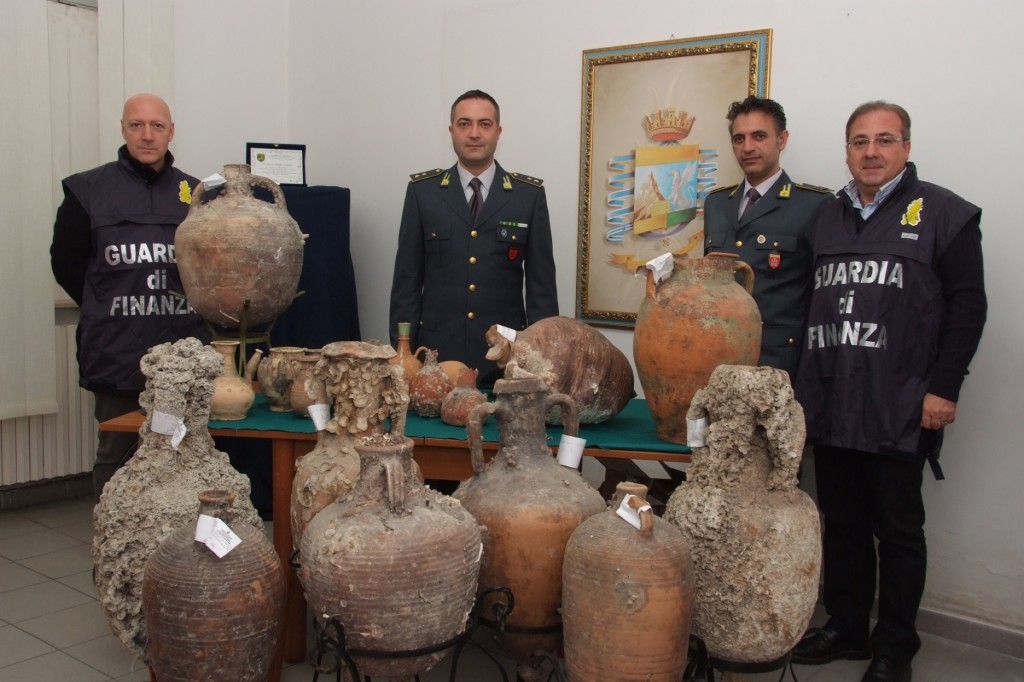 Anfore e ciotole antiche custodite in sei abitazioni, blitz della Finanza
