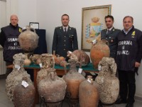 Anfore e ciotole antiche custodite in sei abitazioni, blitz della Finanza