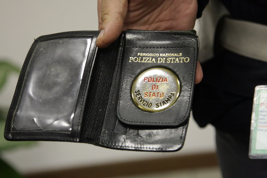 Finti poliziotti chiedono soldi per riviste sulle forze dell’ordine