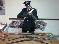 Minaccia la ex moglie. I Carabinieri gli sequestrano tre fucili