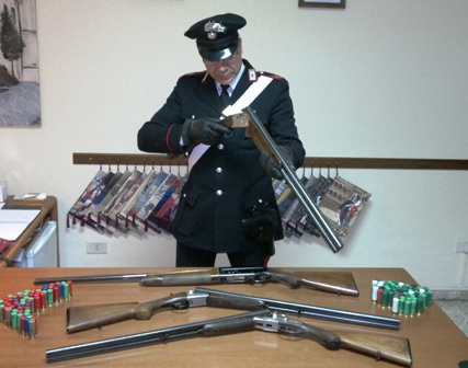 Minaccia la ex moglie. I Carabinieri gli sequestrano tre fucili