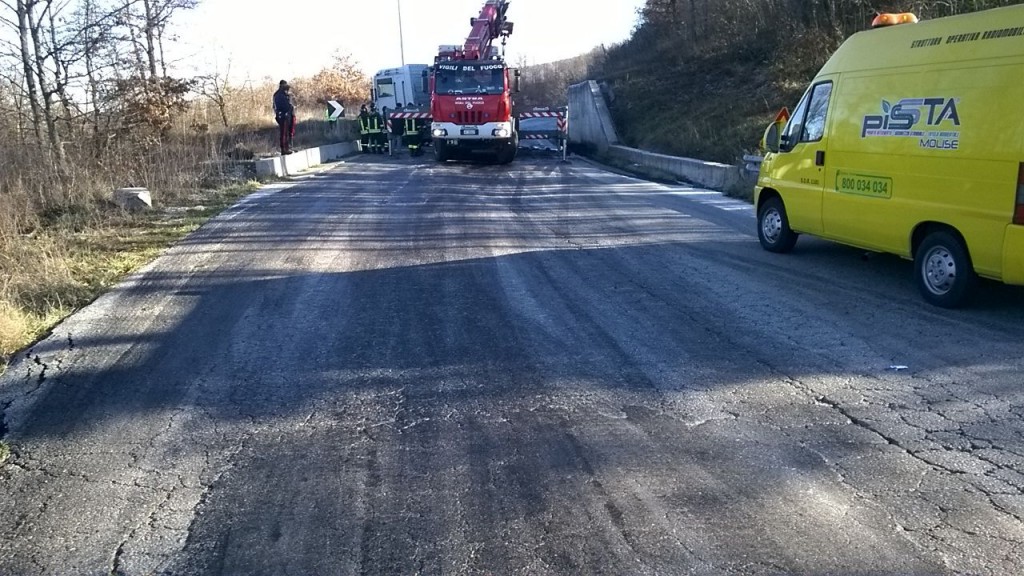 Tir contro il guard rail, ferito l’autista