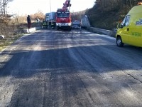 Tir contro il guard rail, ferito l’autista