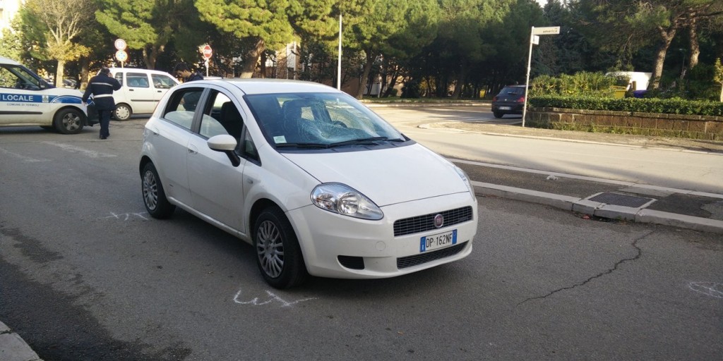 Esce da scuola e viene investito da una Punto, grave un sedicenne