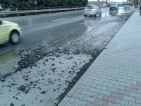 Piogge abbondanti e le strade diventano come il ‘gruviera’