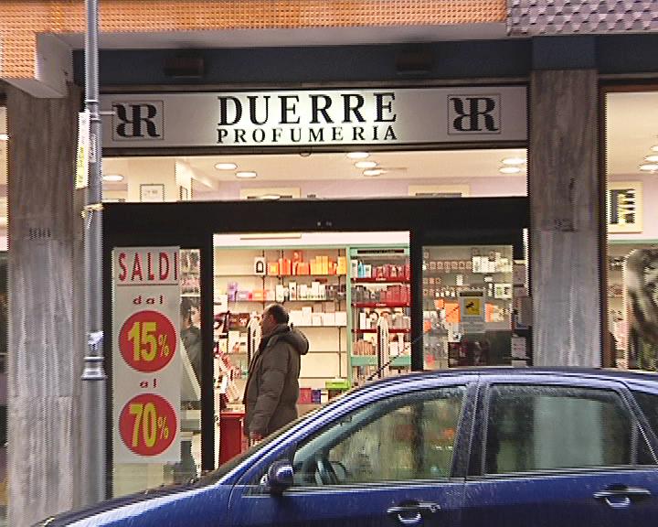 Furto con scasso alla profumeria 2R