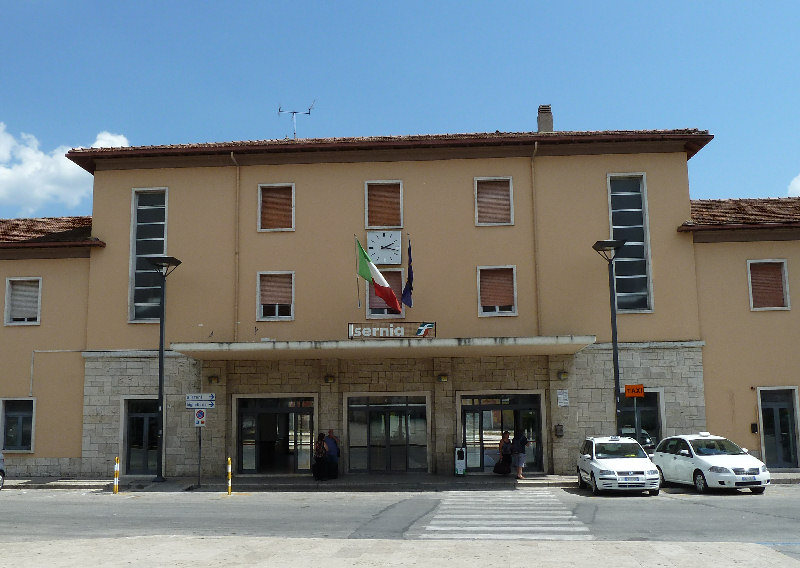 Polacca in agitazione, gesto da libro Cuore degli agenti di Polizia