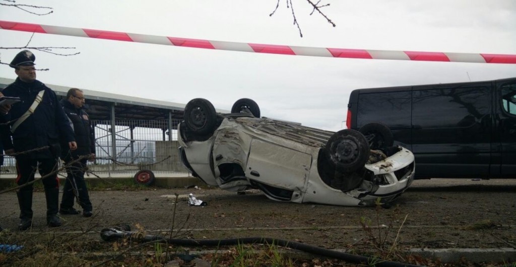 Punto si schianta contro un albero, muore sul colpo una 43enne