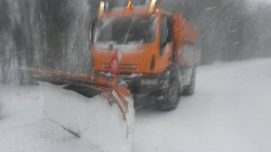 spartineve in azione sulla provinciale