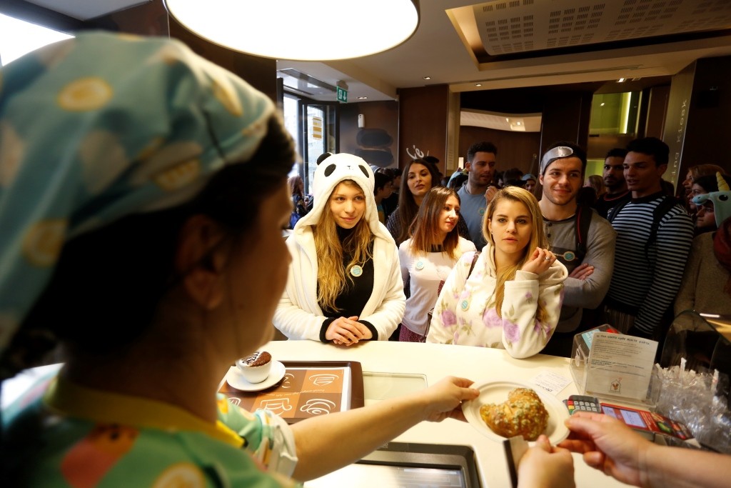 La carica dei 600, tutti in pigiama per fare colazione gratis al McDonald’s