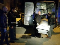 Strangola la convivente con un cavo elettrico, 57enne in manette