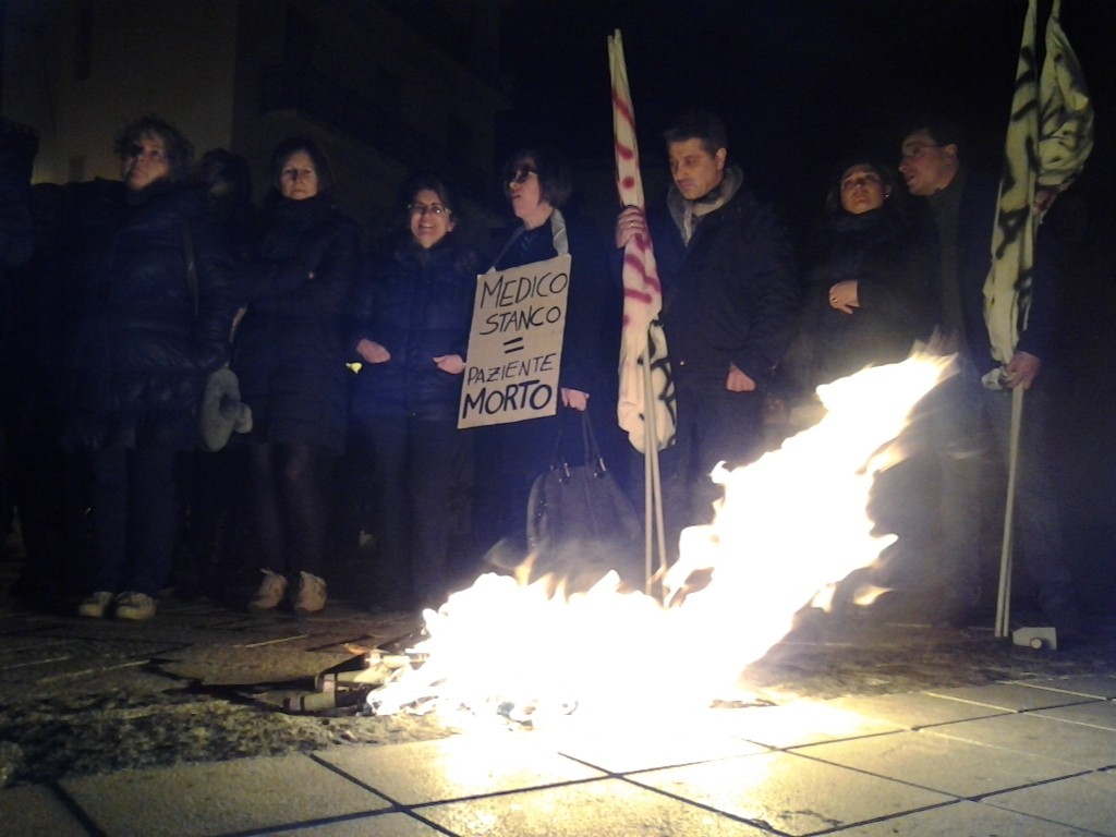 “La salute non è merce”, fiaccolata in difesa della sanità pubblica