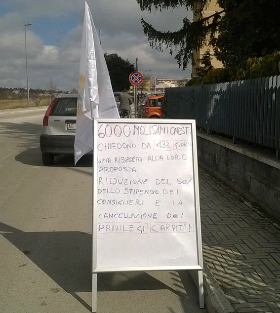 Ddl taglia indennità, sit-in degli Indignati