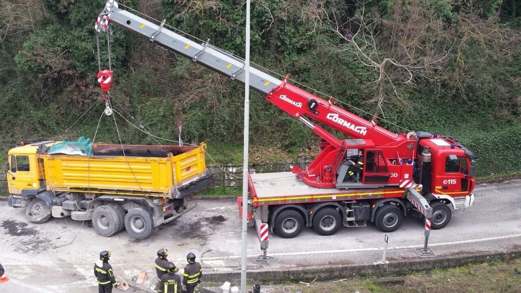 Tir fuori strada, illeso il conducente