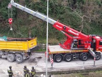 Tir fuori strada, illeso il conducente