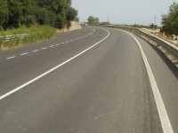 Trignina, tir finisce fuori strada al bivio di Salcito