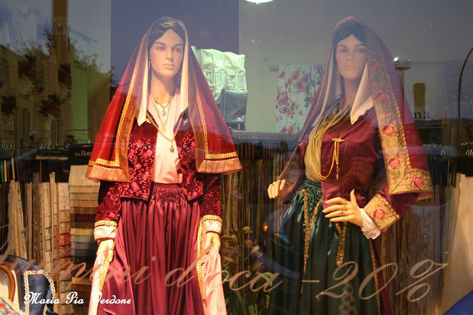In vetrina i costumi tradizionali di Campobasso