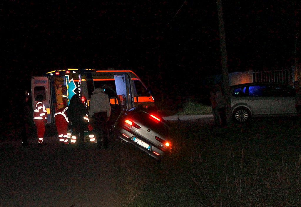 Lungorava, auto esce di strada e finisce contro un muretto