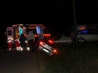 Lungorava, auto esce di strada e finisce contro un muretto