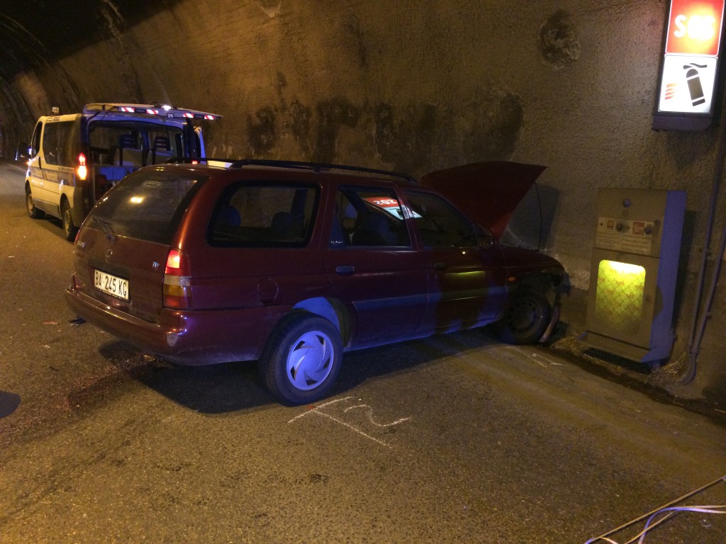 Perde il controllo e si schianta contro il muro