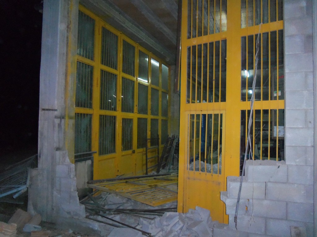 Bomba esplode davanti a un capannone