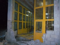 Bomba esplode davanti a un capannone