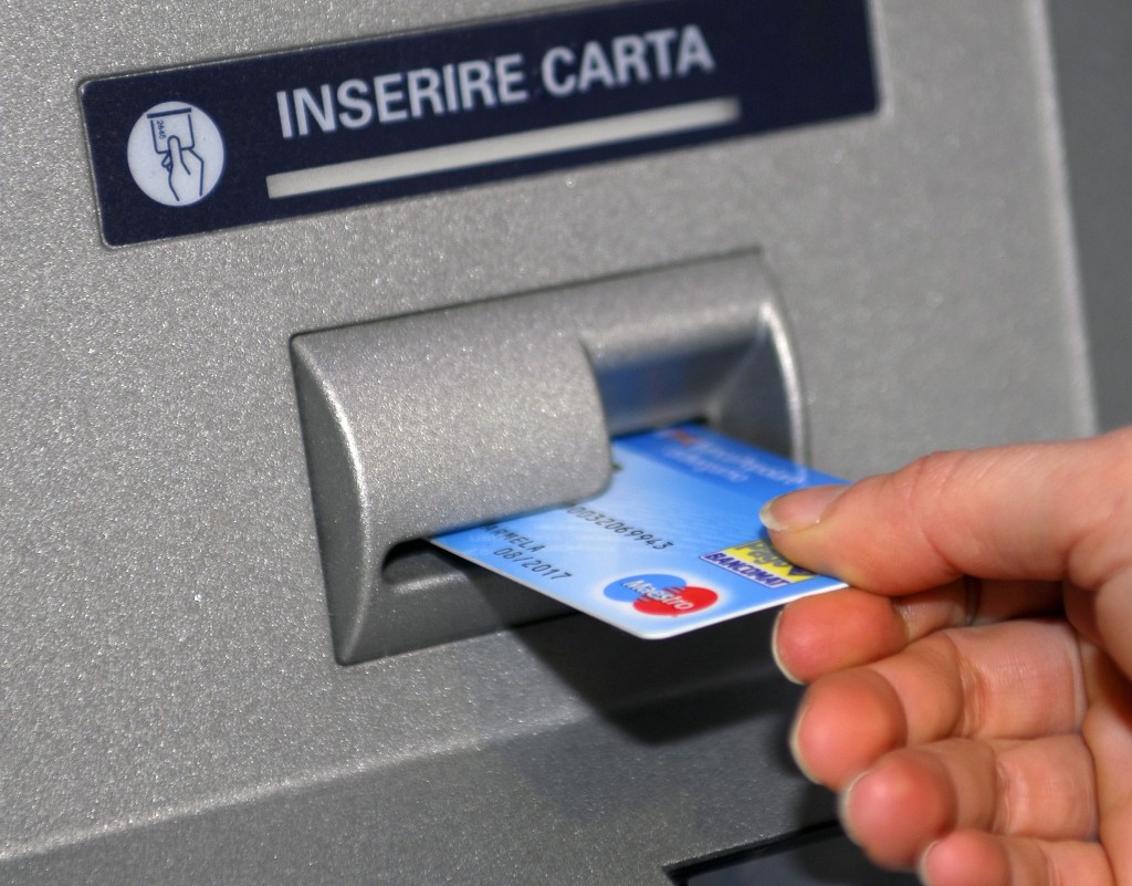 Fa bancomat con carta altrui, 37enne denunciato