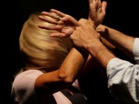 Maltratta e rinchiude in casa la compagna, arrestato giovane di Sesto Campano