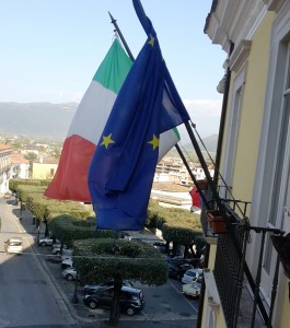 municipio venafro bandiere e vista piazza