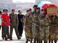 WCENTER 0XJHBGMFLP 20090716 - CIAMPINO ( ROMA) - AFGHANISTAN: ATTERRATO A CIAMPINO C130 CON SALMA DI LISIO - E' arrivato stamani 16 luglio 2009, alle 9 all'aeroporto di Ciampino il C 130 dell' Aeronautica militare con la salma del caporalmaggiore Alessandro Di Lisio, ucciso in Afghanistan dall'esplosione di un ordigno. Ad attenderla i familiari, il presidente della Camera Fini, il ministro della Difesa La Russa, il sottosegretario alla presidenza Letta e i vertici militari. Dopo l'autopsia, la salma sara' trasferita a Campobasso, dove sara' allestita la camera ardente nella caserma 'Pepe'; domani i funerali. Poco dopo la mezzanotte erano rientrati i tre militari feriti nella esplosione, subito trasferiti all'ospedale militare Celio. ANSA/ TELENEWS / DBA