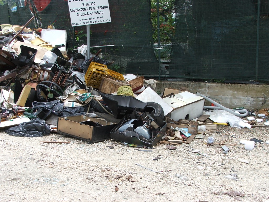 Sgombrata dalla spazzatura l’area dietro allo stadio di Selvapiana
